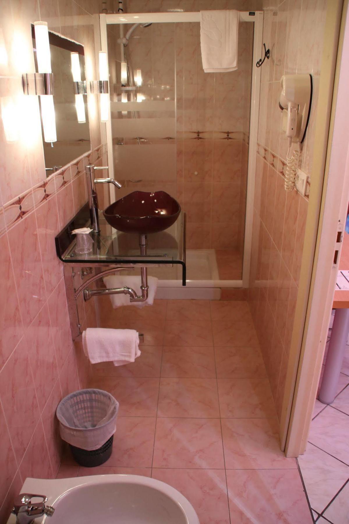 Lutetia 3*