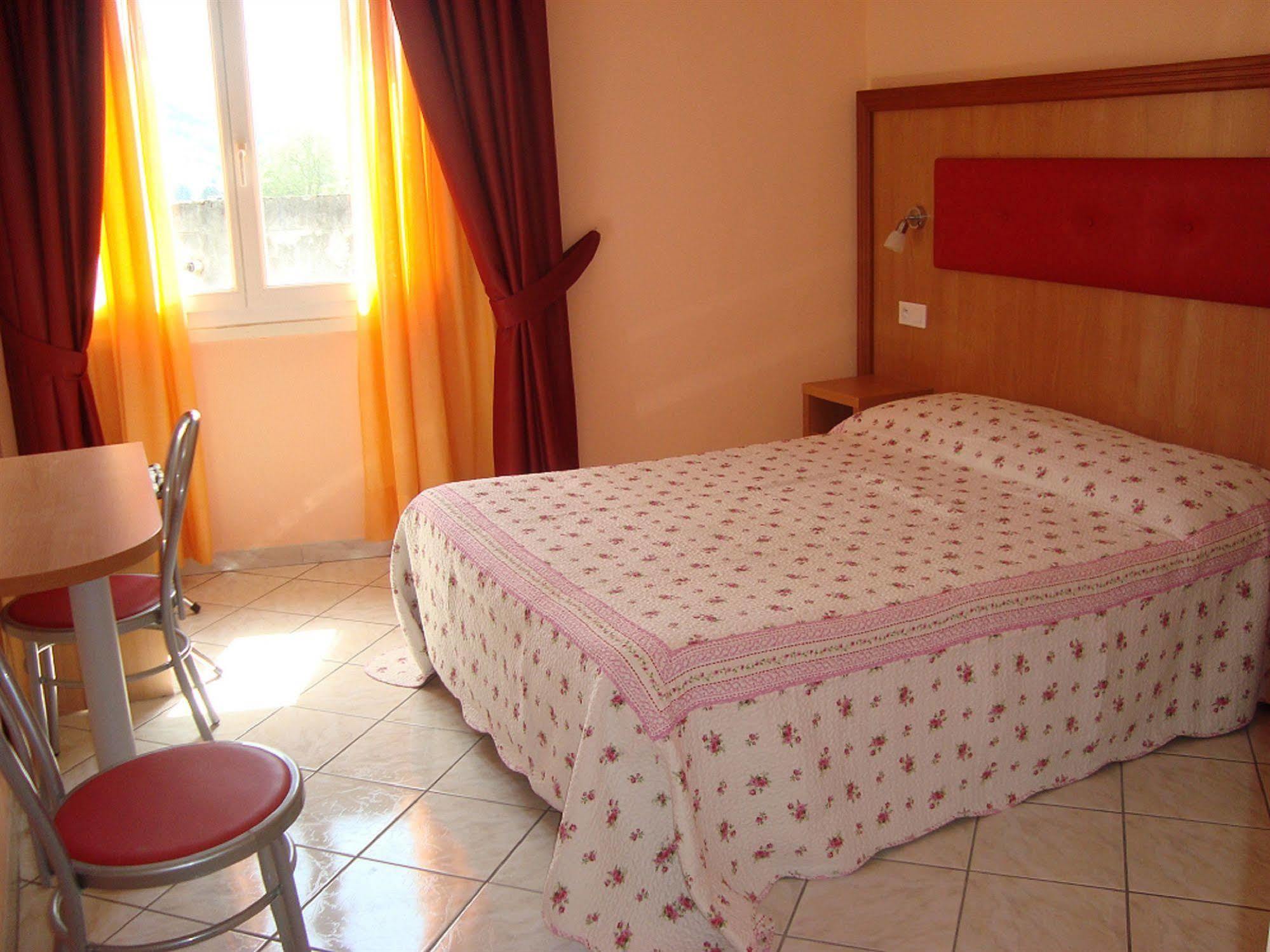 Hotel Lutetia 3*